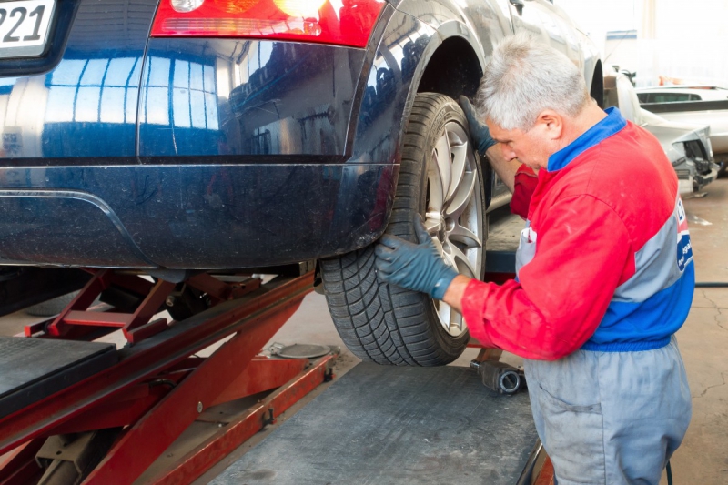 vente-PIERLAS-min_auto_repair_repair_lift_auto_mechanic_work_clothes_master_professional_man_of_the_fold-685629
