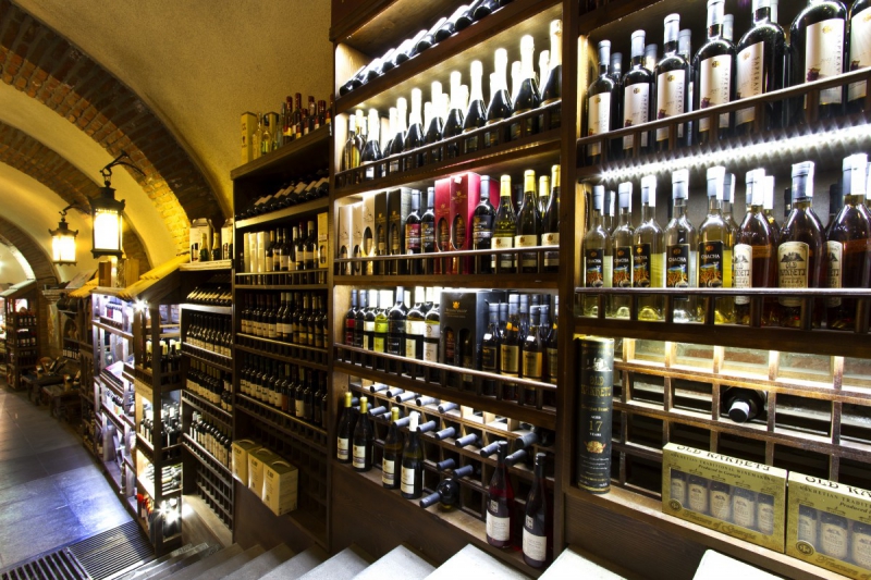 vente-PIERLAS-min_world_street_travel_shop_canon_georgia_wine_bottles-429767